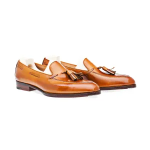 Loafer with hand stitched apron and tassels, no split toe