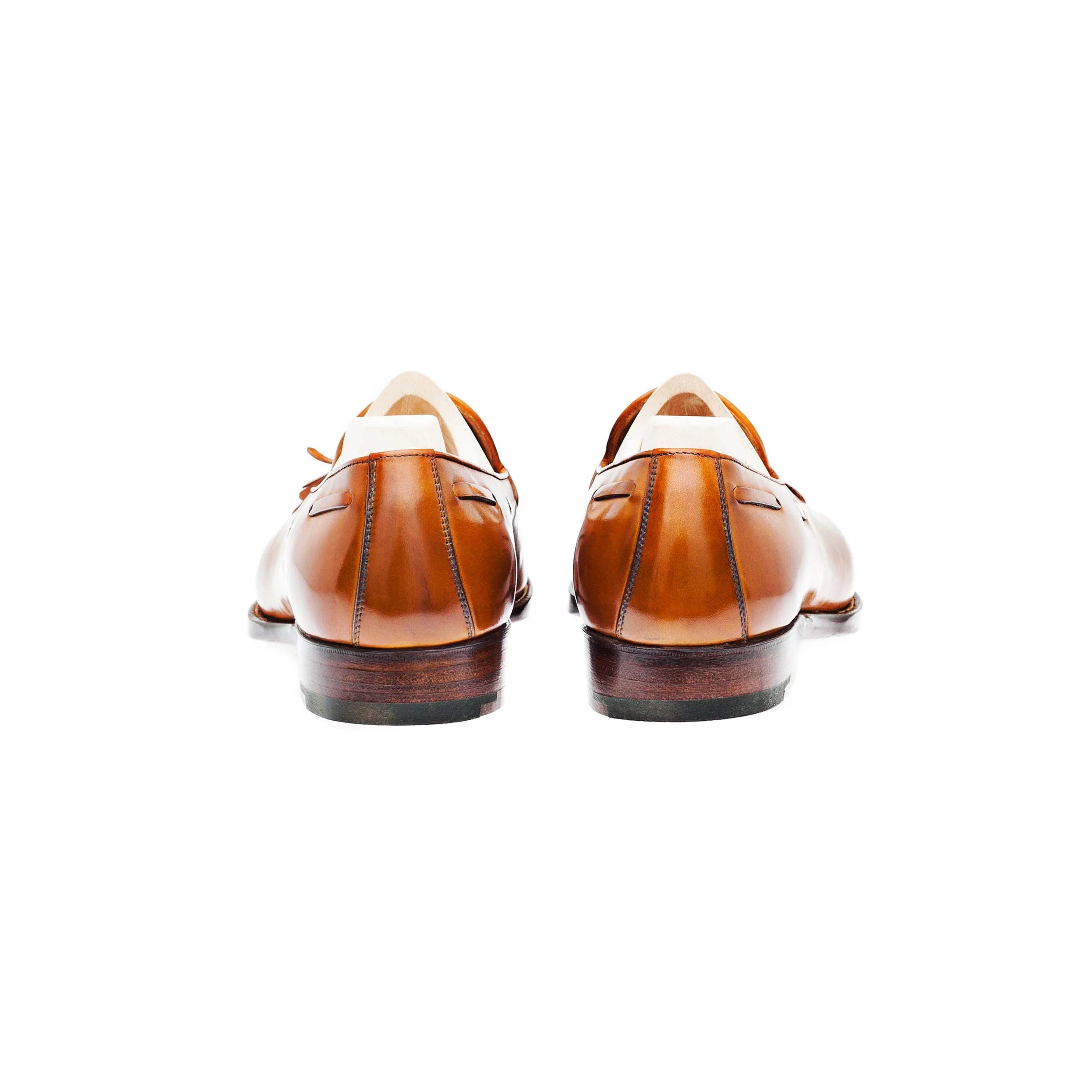 Loafer with hand stitched apron and tassels, no split toe