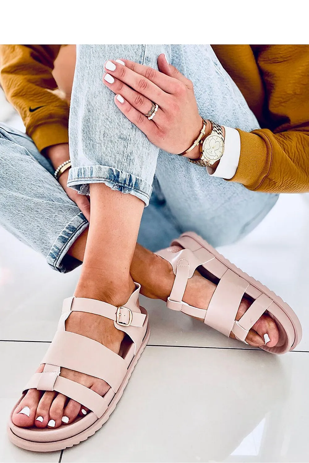 Woman Flat Beige Sandals