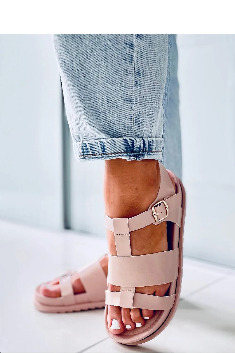 Woman Flat Beige Sandals